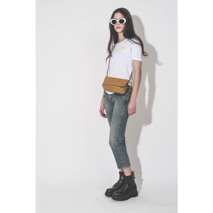 Jean Boy Straight R13 en denim bleu délavage Kelly stretch, porté de profil.