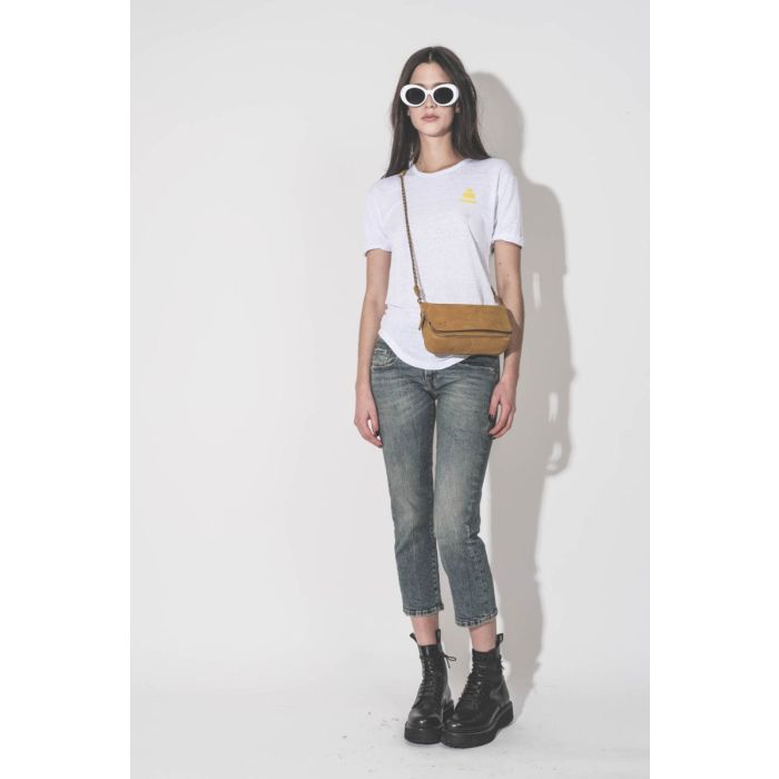 Jean Boy Straight R13 en denim bleu délavage Kelly stretch, porté de face avec un T-shirt en lin blanc Marant Étoile.