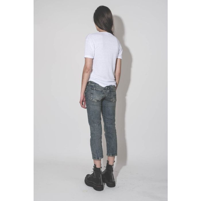 Jean Boy Straight R13 en denim bleu délavage Kelly stretch, porté de dos avec un T-shirt en lin blanc Marant Étoile.