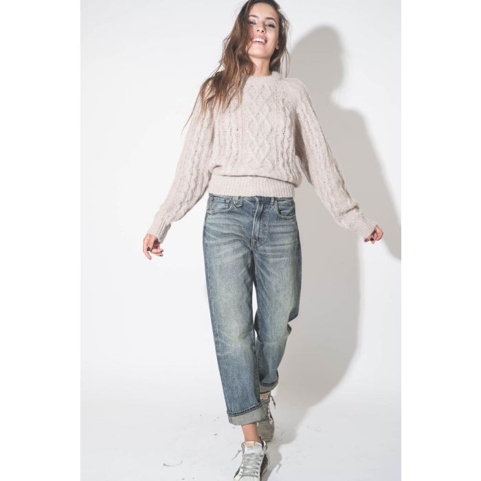 Jean Boyfriend Bleu Clinton Blue R13. Porté avec un pull torsadé beige. 