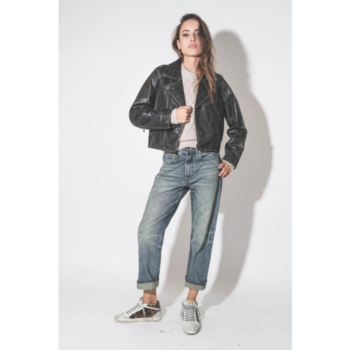 Jean Boyfriend Bleu Clinton Blue R13. Porté avec un Perfecto en cuir vieilli.