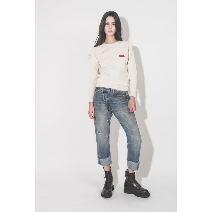 Jean Crossover R13 en denim bleu délavé Jasper, porté de face.