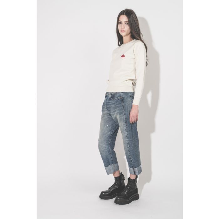 Jean Crossover R13 en denim bleu délavé Jasper, porté de profil.