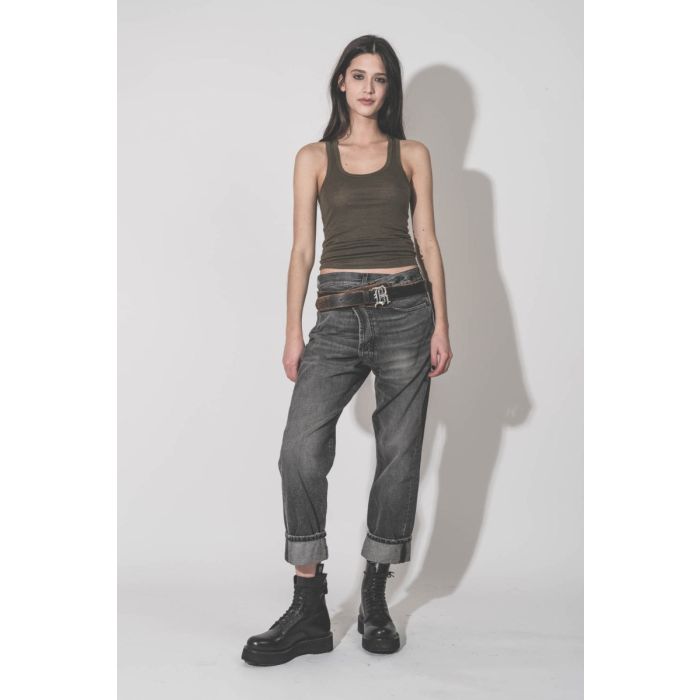 Jean Crossover R13 en denim noir délavage Leyton Black, porté de face.