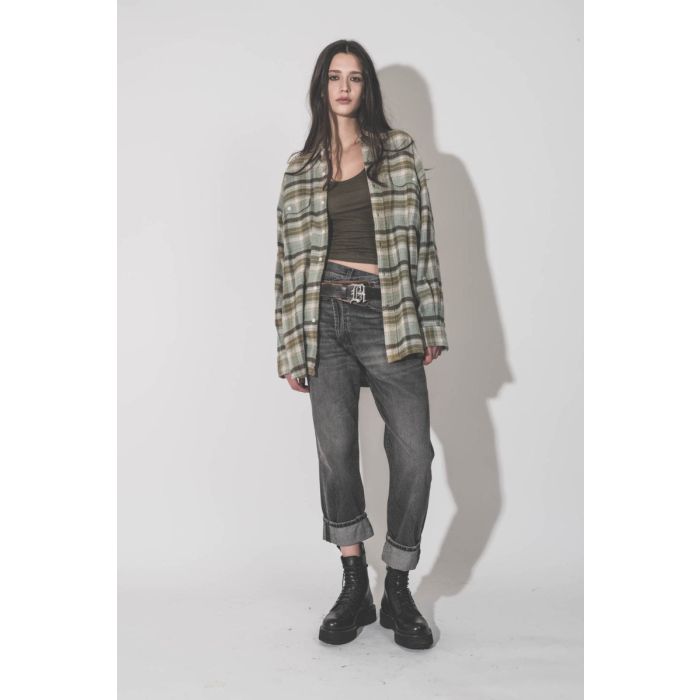 Jean Crossover R13 en denim noir délavage Leyton Black, porté avec une chemise à carreaux R13.