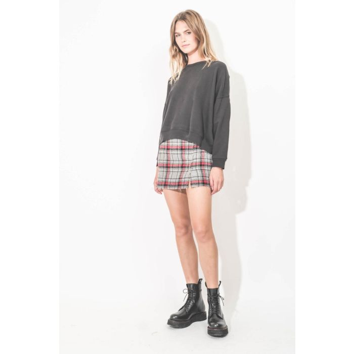 Mini-jupe réversible Raw Cut R13. Portée avec un sweat-shirt noir.