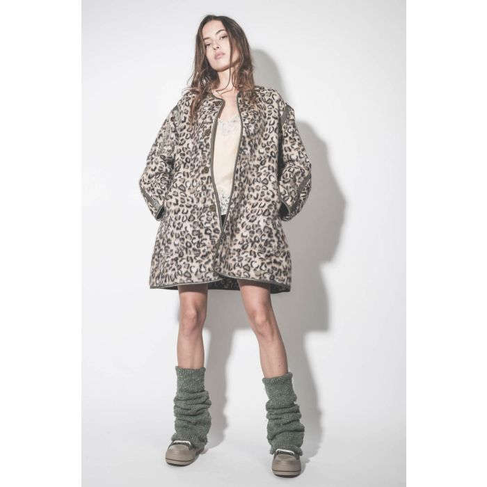 Manteau sans col léopard Liner R13. Porté avec un short et top lingerie en dentelle.