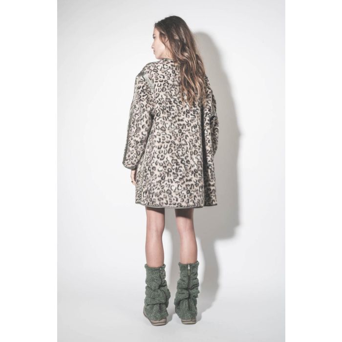 Manteau sans col léopard Liner R13. Porté de dos.
