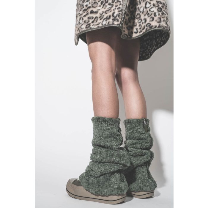 Manteau sans col léopard Liner R13. Détail des finitions avec biais en satin kaki.