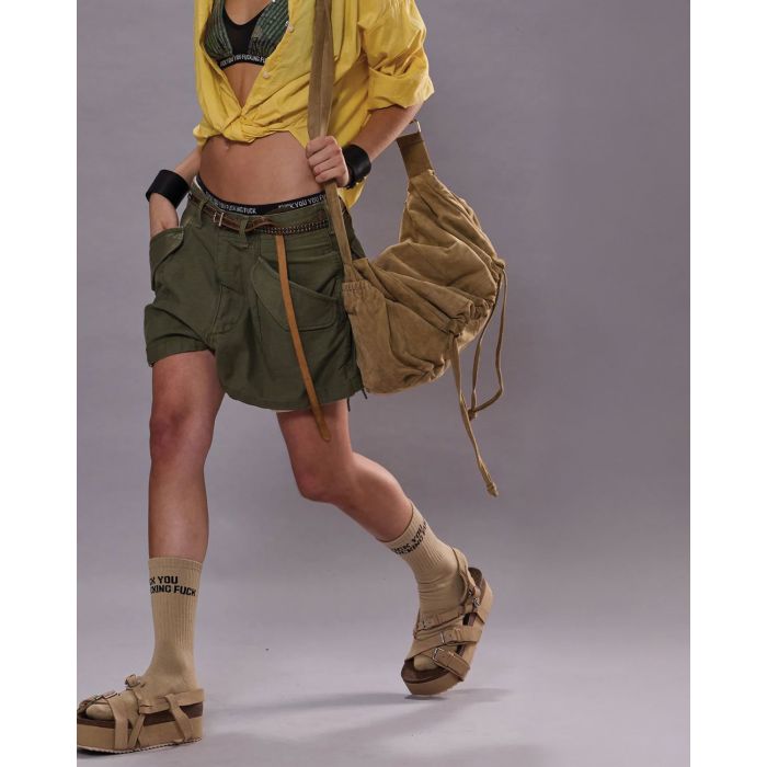 Short court en toile kaki esprit army Cargo Marianne R13. Porté avec une chemise jaune.