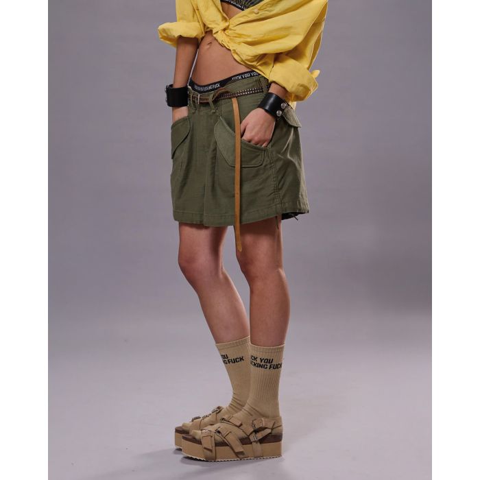 Short court en toile kaki esprit army Cargo Marianne R13. Porté avec des sandales compensées.