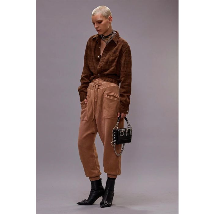 Crossover Sweatpant camel R13. Porté avec des boots à talons.
