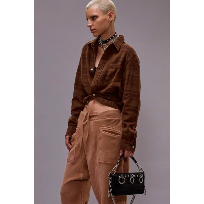 Crossover Sweatpant camel R13. Porté avec une chemise à carreaux.