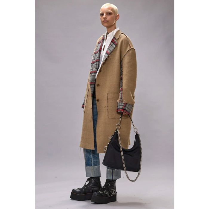 Manteau oversize réversible Raw Cut R13. Porté côté uni.