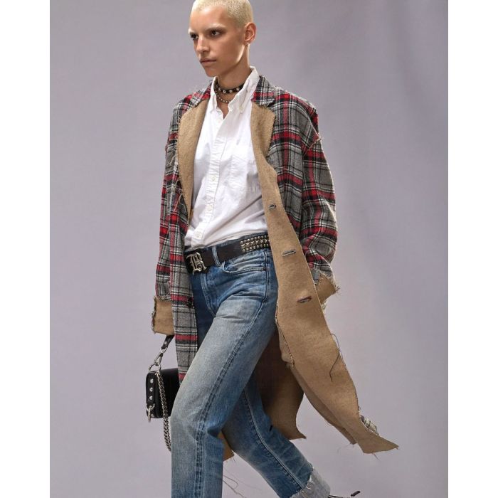 Manteau oversize réversible Raw Cut R13. Porté côté carreaux.