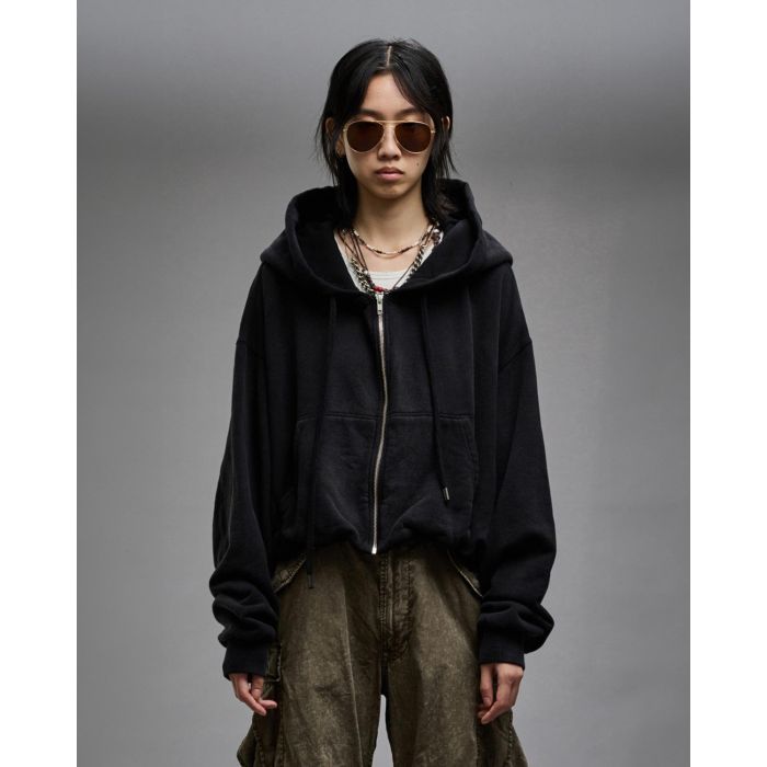 Sweat-shirt zip à capuche noir oversize Balloon zip-up Hoodie R13. Porté fermé de face.