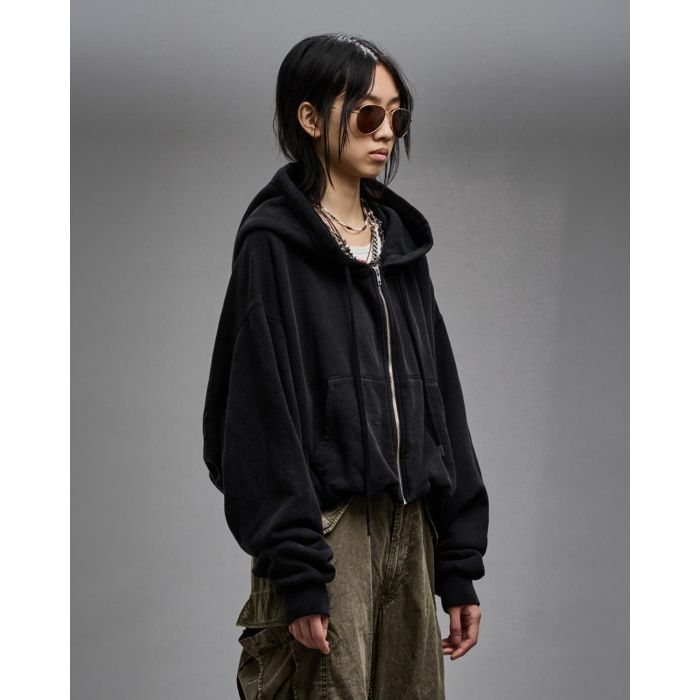 Sweat-shirt zip à capuche noir oversize Balloon zip-up Hoodie R13. Porté fermé de profil.