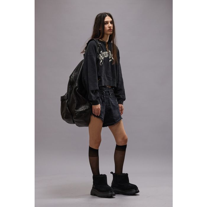 Sweat-shirt court déchiré sérigraphie blanche New York R13. Porté avec des boots en peau de mouton retournée.