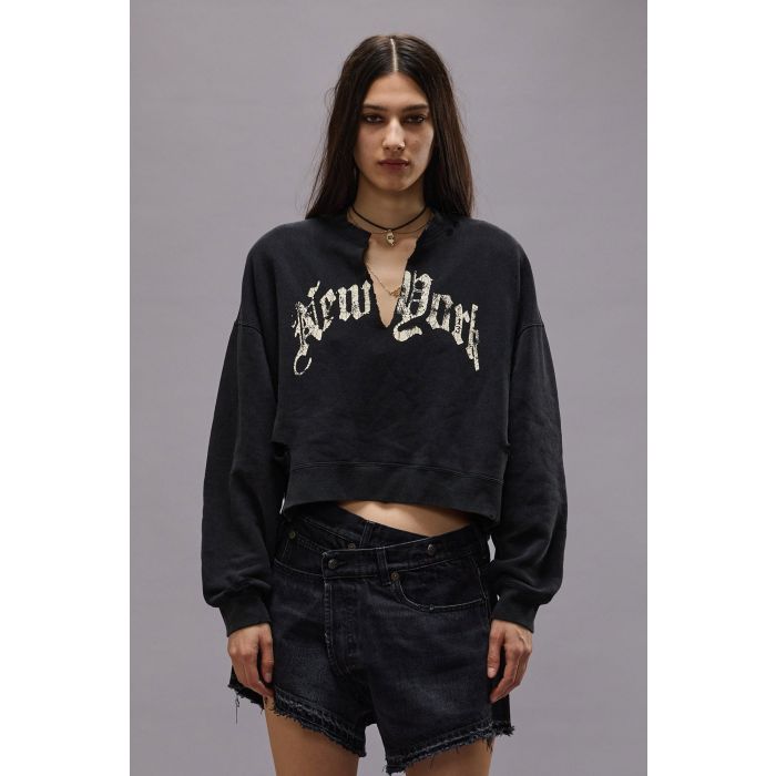 Sweat-shirt court déchiré sérigraphie blanche New York R13. Porté de face.