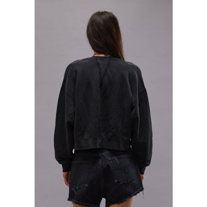 Sweat-shirt court déchiré sérigraphie blanche New York R13. Porté de dos.