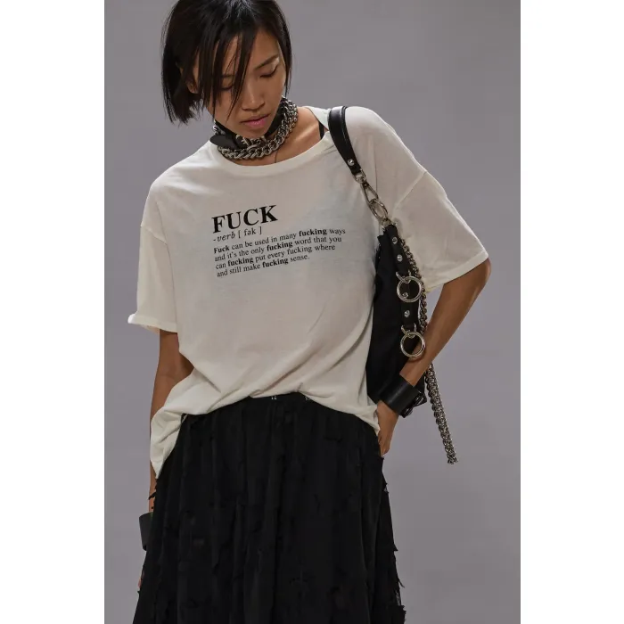 T-shirt Boy Fuck Relaxed Tee R13 en coton et cachemire écru, écriture noires. Porté de face.