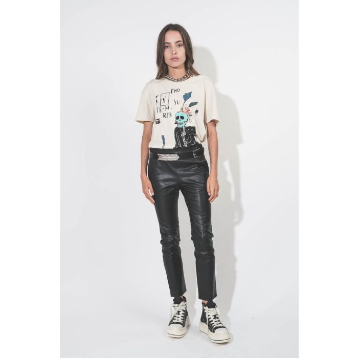 Tee-shirt droit manches courtes en coton écru imprimé rock-punk Punk Sketch R13. Porté avec un legging en cuir vegan noir.