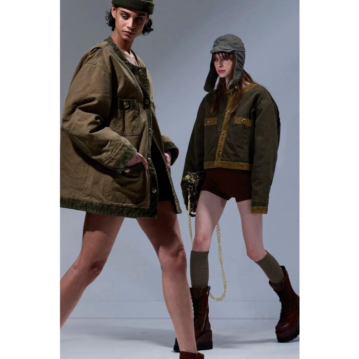 Veste oversize matelassée Cord Trimmed Chore Jacket R13 en toile de coton marron bordée de velours côtelé kaki. Portée de profil en premier plan.
