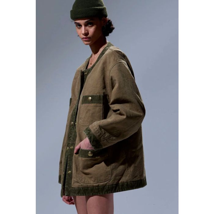 Veste oversize matelassée Cord Trimmed Chore Jacket R13 en toile de coton marron bordée de velours côtelé kaki. Portée de profil.