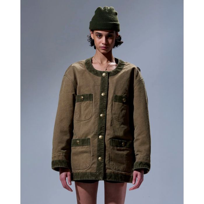 Veste oversize matelassée Cord Trimmed Chore Jacket R13 en toile de coton marron bordée de velours côtelé kaki. Portée de profil de face.