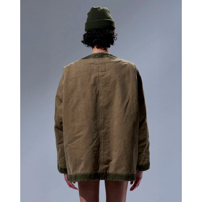 Veste oversize matelassée Cord Trimmed Chore Jacket R13 en toile de coton marron bordée de velours côtelé kaki. Portée de profil de dos.