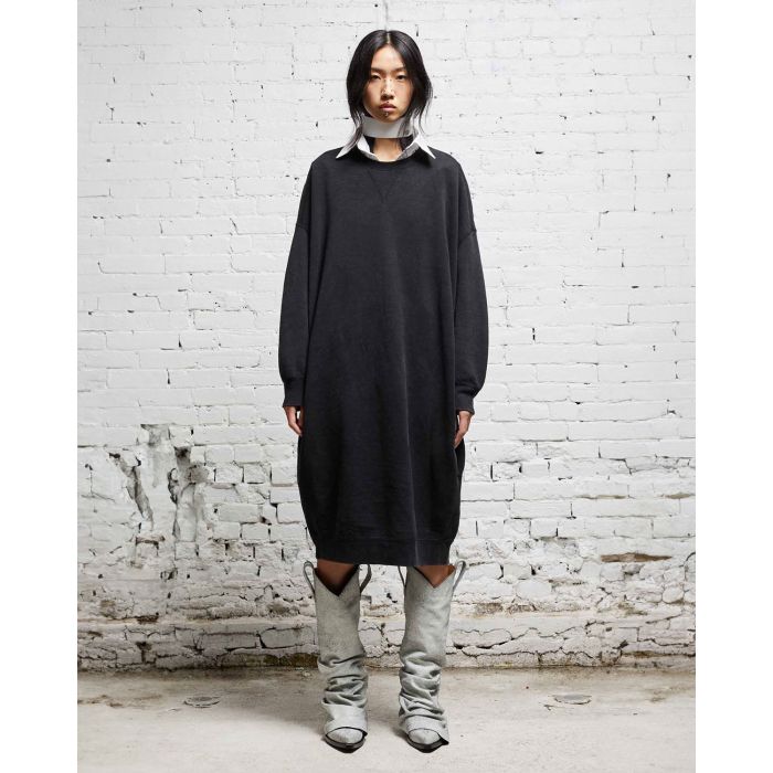 Robe sweat-shirt manches longues noir délavé R13 Denim. Porté avec une chemise blanche. 