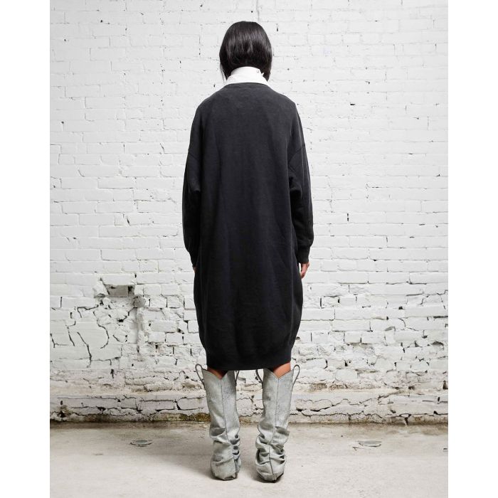 Robe sweat-shirt manches longues noir délavé R13 Denim. Porté dos.
