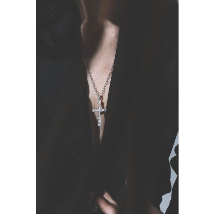 Robe courte esprit blazer noir Quinn Anine Bing. Porté avec une croix en diamants.