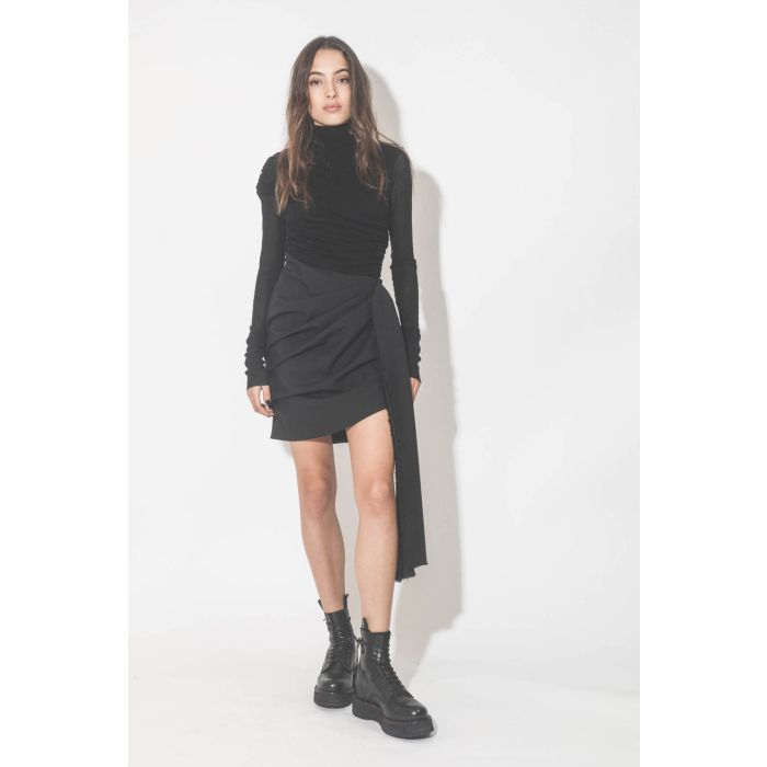 Robe manches longues courte noire Michel Vautrait. Porté de face.