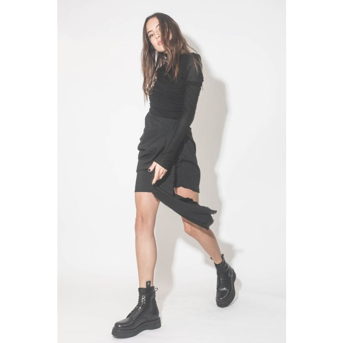 Robe manches longues courte noire Michel Vautrait. Porté avec des boots compensées à lacets.