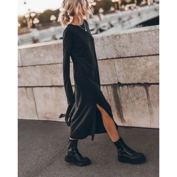 Robe longue manches longues en jersey noir Mikuta. Porté avec des boots montantes en cuir noir à lacets.