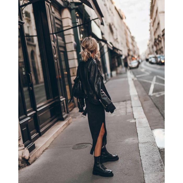 Robe longue manches longues en jersey noir Mikuta. Porté avec un blouson Perfecto en cuir noir. 