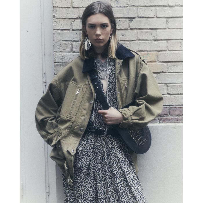 Robe imprimé all over Vonick Isabel Marant Etoile. Porté avec une parka kaki.