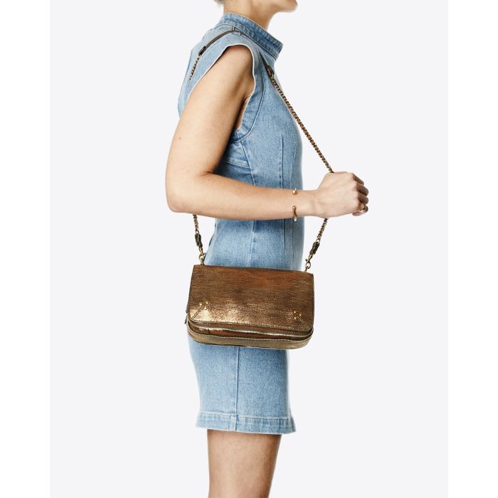 Sac rectangulaire bandoulière chaine et cuir en cuir chèvre lamé bronze Bobi Jérôme Dreyfuss. Porté profil. 