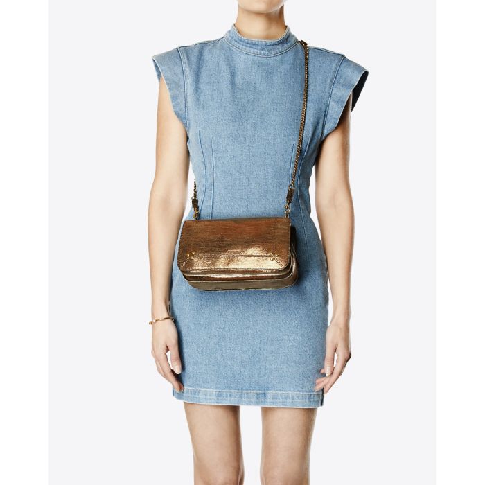 Sac rectangulaire bandoulière chaine et cuir en cuir chèvre lamé bronze Bobi Jérôme Dreyfuss. Porté face. 