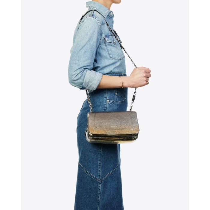 Sac bandoulière Bobi Jérôme Dreyfuss en cuir de chèvre lamé dégradé or. Porté épaule.