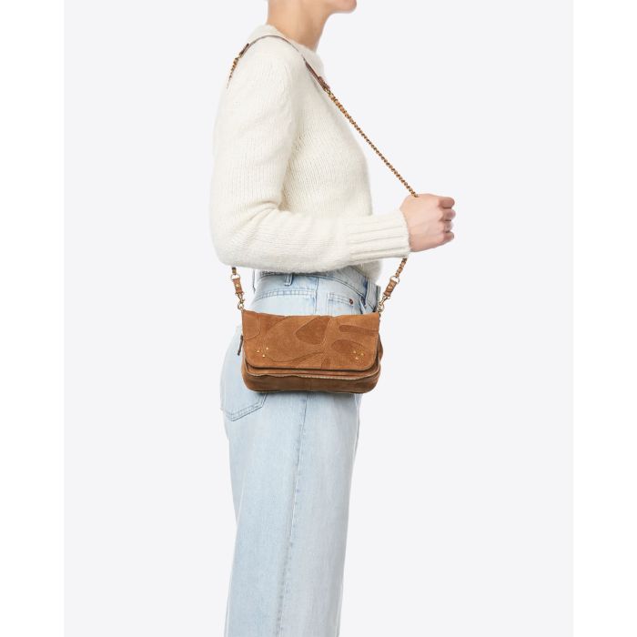 Sac bandoulière en cuir suédé tabac application en cuir suédé ton sur ton Bobi S Jérôme Dreyfuss. Capsule Japan. Porté épaule.