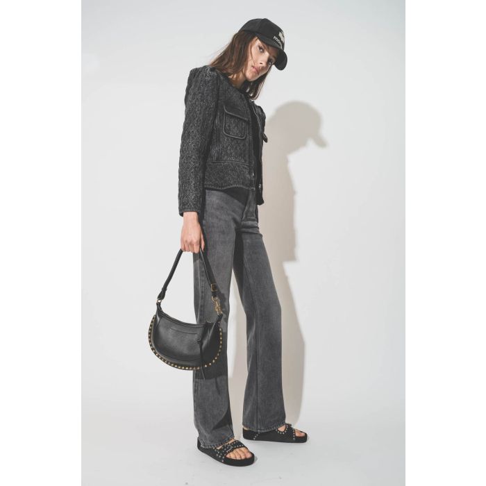 Sac en cuir noir grainé Oskan Isabel Marant. Porté de profil.