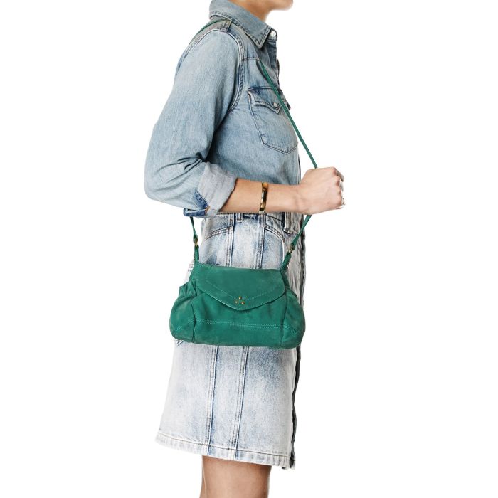 Sac bandoulière Helmut S calfskin jade Jérôme Dreyfuss. Porté épaule.