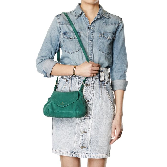 Sac bandoulière Helmut S calfskin jade Jérôme Dreyfuss. Porté épaule face.