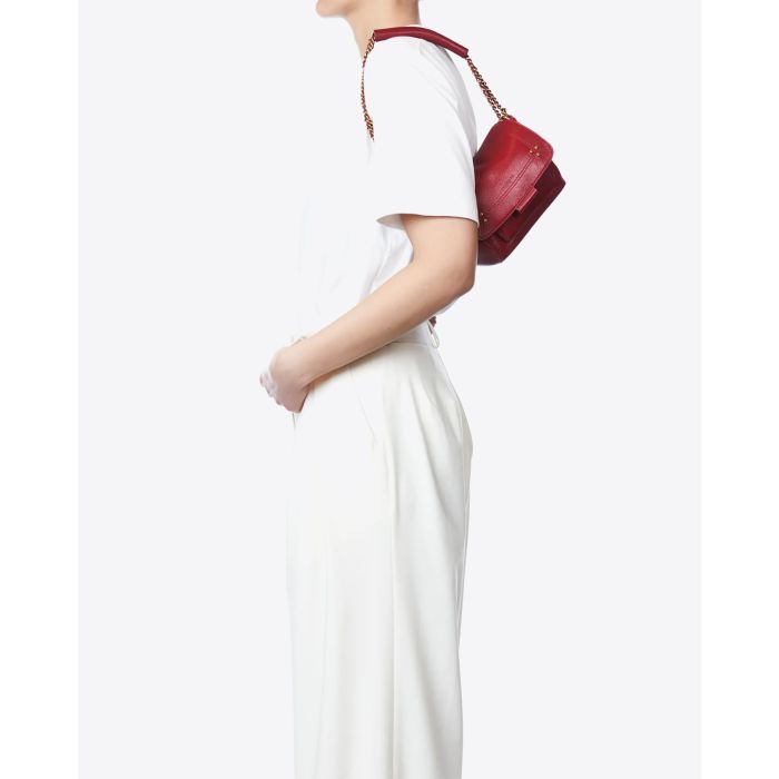Sac Lulu S Jérôme Dreyfuss en cuir rouge. Porté à l'épaule. 