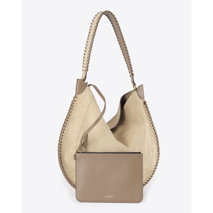 Sac Oskan Hobo Soft Isabel Marant en cuir suédé sable tréssé. Vue de profil. Détail de la pochette en cuir à l'intérieur.