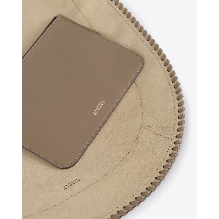Sac Oskan Hobo Soft Isabel Marant en cuir suédé sable tréssé. Détail de la pochette en cuir et du tressage autour du sac. 