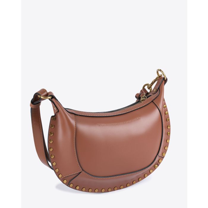 Sac lune Oskan Isabel Marant en cuir de veau cognac. Vue profil.