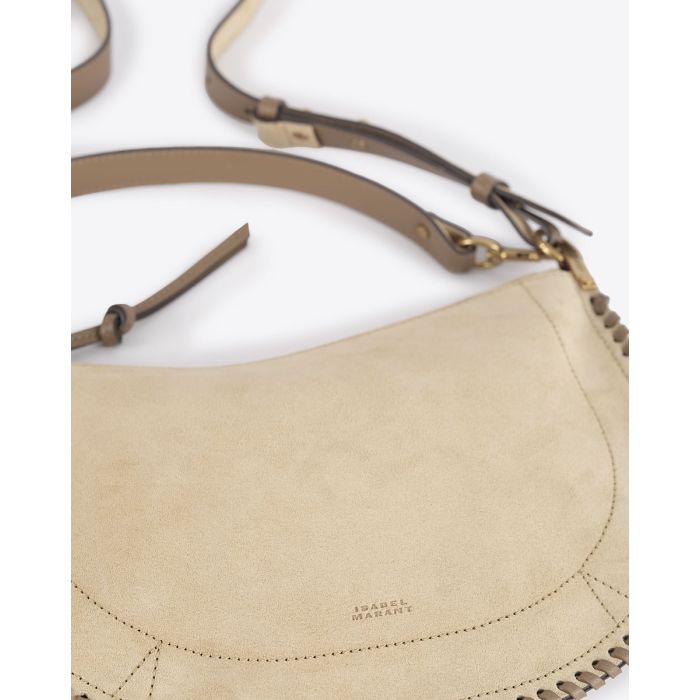 Sac Oskan Soft Zip tréssé Isabel Marant en cuir suédé sable. Détail du cuir et du logo embossé Isabel Marant. 